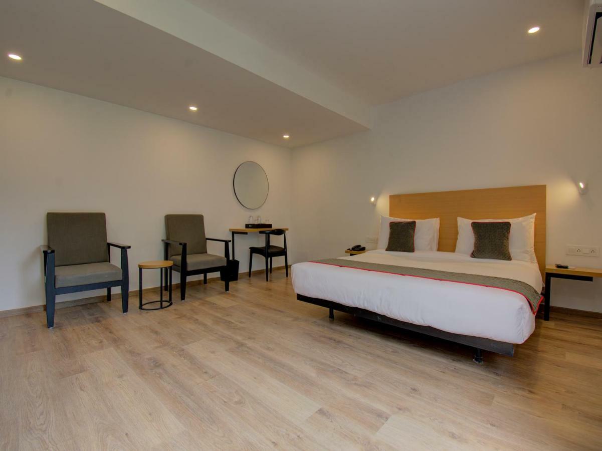 Oyo Townhouse 150 Shreyas Colony Hotel Ahmedabad Exterior photo